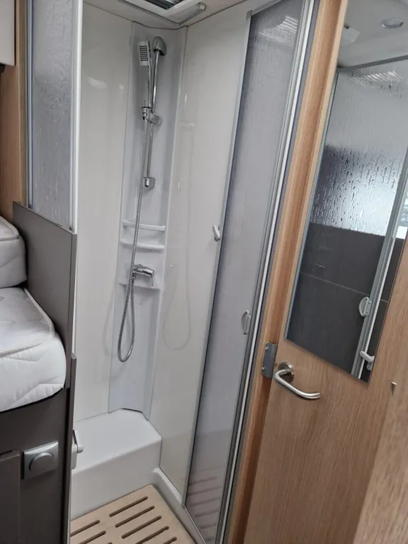 Bild 17: LMC Tourer Lift H 730G - Einzelbetten & Hubbett